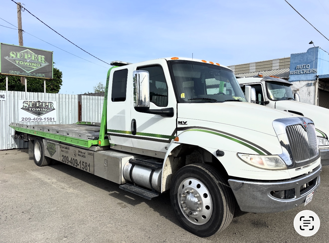 Super Towing flatbed truck